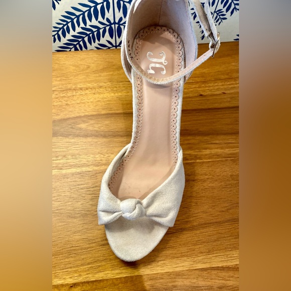 Cream suede heels.  Size 8 - Picture 3 of 9